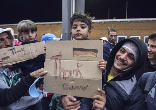 La Germania kantiana, il nuovo spirito umanitario e altre boiate: cosa c’è dietro l’apertura tedesca ai migranti siriani. Con un’intervista a Vladimiro Giacchè.