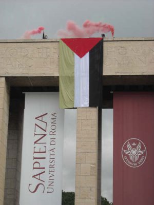 Fermiamo il massacro dei palestinesi a Gaza. Calato bandierone all’entrata della Sapienza