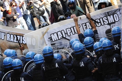 Solidarietà ai compagni di Napoli. Morte al fascismo